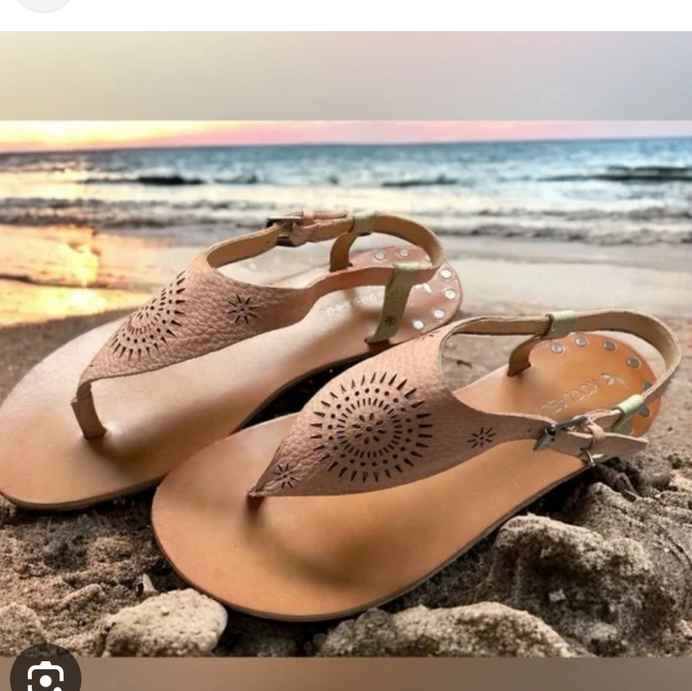 Koolaburra by UGG Farren leather thong sandals Size 9